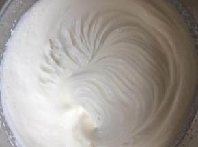 淡奶油加糖打发至8分发