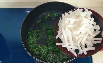 倒入年糕条翻炒