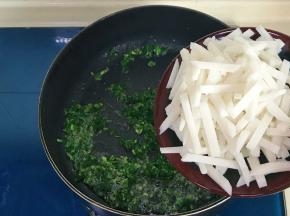 倒入年糕条翻炒