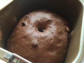 手沾面粉轻戳，如洞口不怎么回缩即是发酵好了