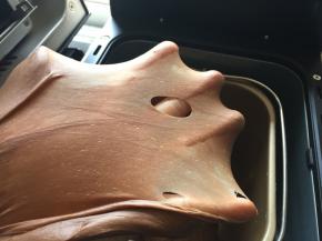 继续揉搓20分钟以上，再次取一小团进行轻撑拉，可拉伸出手套薄膜即可