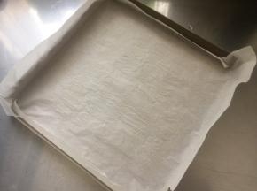 放烤盘铺好油纸备用