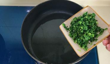 油温升高后调成中火，倒入荠菜