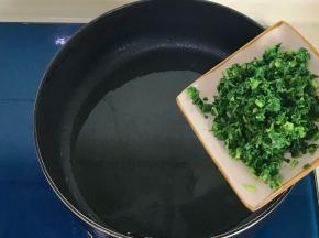 油温升高后调成中火，倒入荠菜