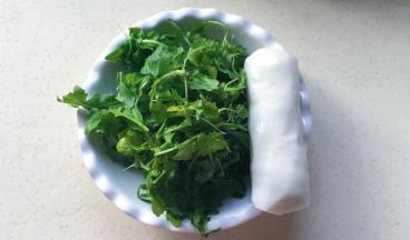 准备好洗净的荠菜和年糕