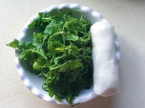 准备好洗净的荠菜和年糕