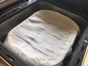 面包桶上盖一层沾湿厨房纸进行发酵