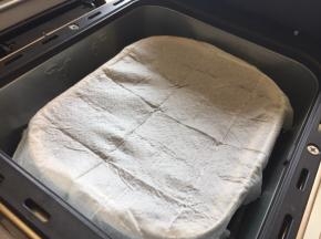 面包桶上盖一层沾湿厨房纸进行发酵