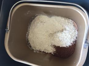 现在开始做主面团，将主面团内的所有材料除了黄油以外都加入面包桶中混合