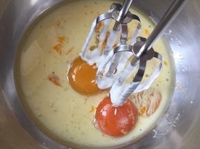 用打蛋器混合蛋黄液