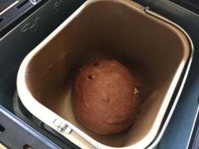 将果仁和巧克力加入到面团中，可采取分割重叠方式另果仁及巧克力均匀分布在面团中