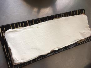 再抹一层淡奶油，然后放上一片蛋糕片。然后重复上一步