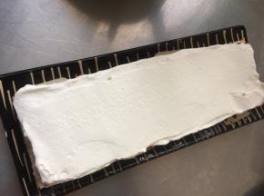 再抹一层淡奶油，然后放上一片蛋糕片。然后重复上一步