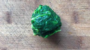 冷却后的荠菜拧干水分成团