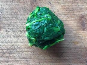冷却后的荠菜拧干水分成团