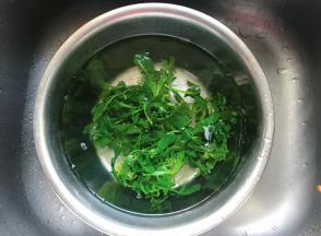 捞出浸泡在事先准备好的冷水中进行冷却