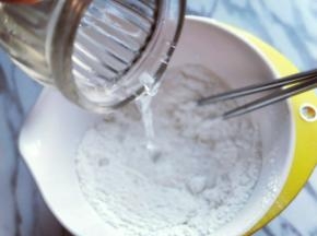 糯米粉和玉米淀粉混合，分次加入开水，边加入水边用筷子搅拌，搅成絮状。