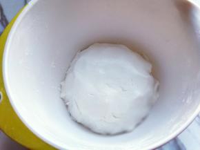 待不烫手时再揉面团。