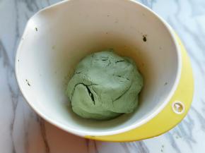 揉均匀，无干粉，盖上保鲜膜待用？