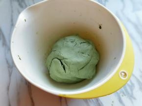 揉均匀，无干粉，盖上保鲜膜待用？