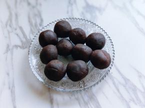 准备好豆沙馅，分成大小等份。