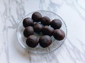 准备好豆沙馅，分成大小等份。