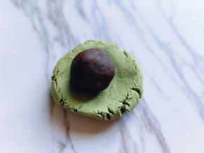 放上准备好的豆沙馅。