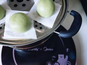 依次包好，我还包了些豆沙馅的，垫上油纸，放再蒸屉上。如图