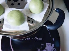 依次包好，我还包了些豆沙馅的，垫上油纸，放再蒸屉上。如图