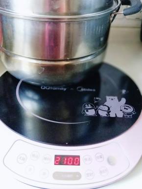 熟后立即刷上一层食用油。