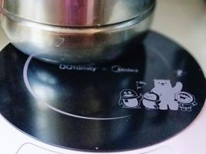 熟后立即刷上一层食用油。