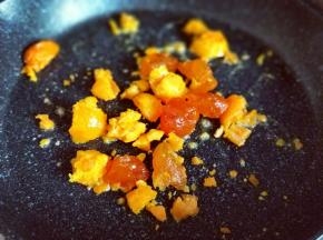 咸蛋黄炒熟，锅中加入食用油，小火炒熟即可。