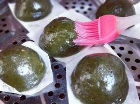 熟后立即刷上一层食用油。