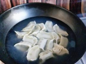 煮饺子喽～水烧开后下入包好的饺子，煮熟，漂浮在水面上就熟了呦。