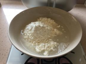 先做辅料波兰酵头，将1g酵母粉加入60g高筋面粉和60g清水混合均匀