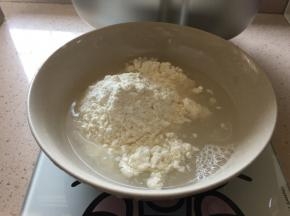 先做辅料波兰酵头，将1g酵母粉加入60g高筋面粉和60g清水混合均匀