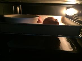 烤盘边放一碗装有热水的碗进，送入烤箱二次发酵至原来1.5倍大