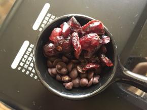 准备好蔓越莓、耐烤巧克力溶豆及少许碧根果