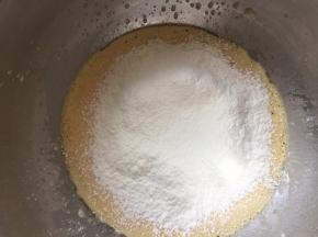低筋面粉过筛，加入混合好的蛋黄液中，用刮刀拌匀