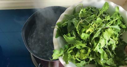 放入荠菜焯水