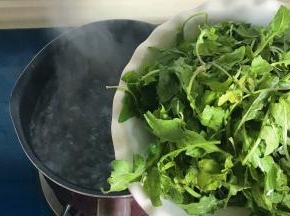 放入荠菜焯水