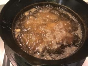 温度够了后，将鸡肉块沿着锅边滑下，炸到金黄上色即可