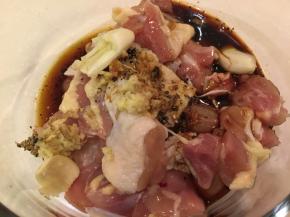 将步骤8加进鸡肉块里