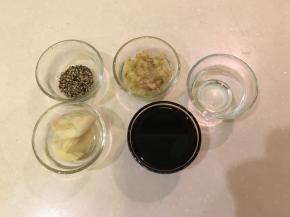 腌料：黑胡椒碎、姜泥、米酒、蒜头、酱油