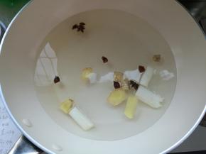 锅坐水，加入八角，葱段、姜片、料酒烧开，小火煮5分钟，把调料的味道煮开。