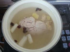 放入鸡胸肉，开锅后小火煮6分钟，关火不揭盖焖5分钟。