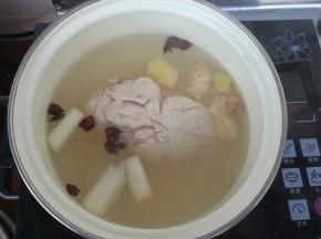 放入鸡胸肉，开锅后小火煮6分钟，关火不揭盖焖5分钟。