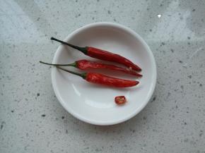 准备3个小米椒。