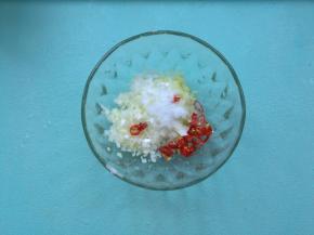 小米椒、葱姜末、全部放碗内。