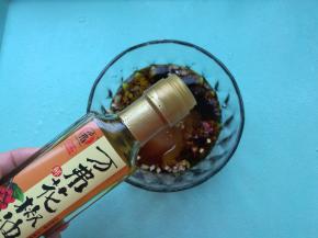 加入盐、生抽、香醋和万弗花椒油。